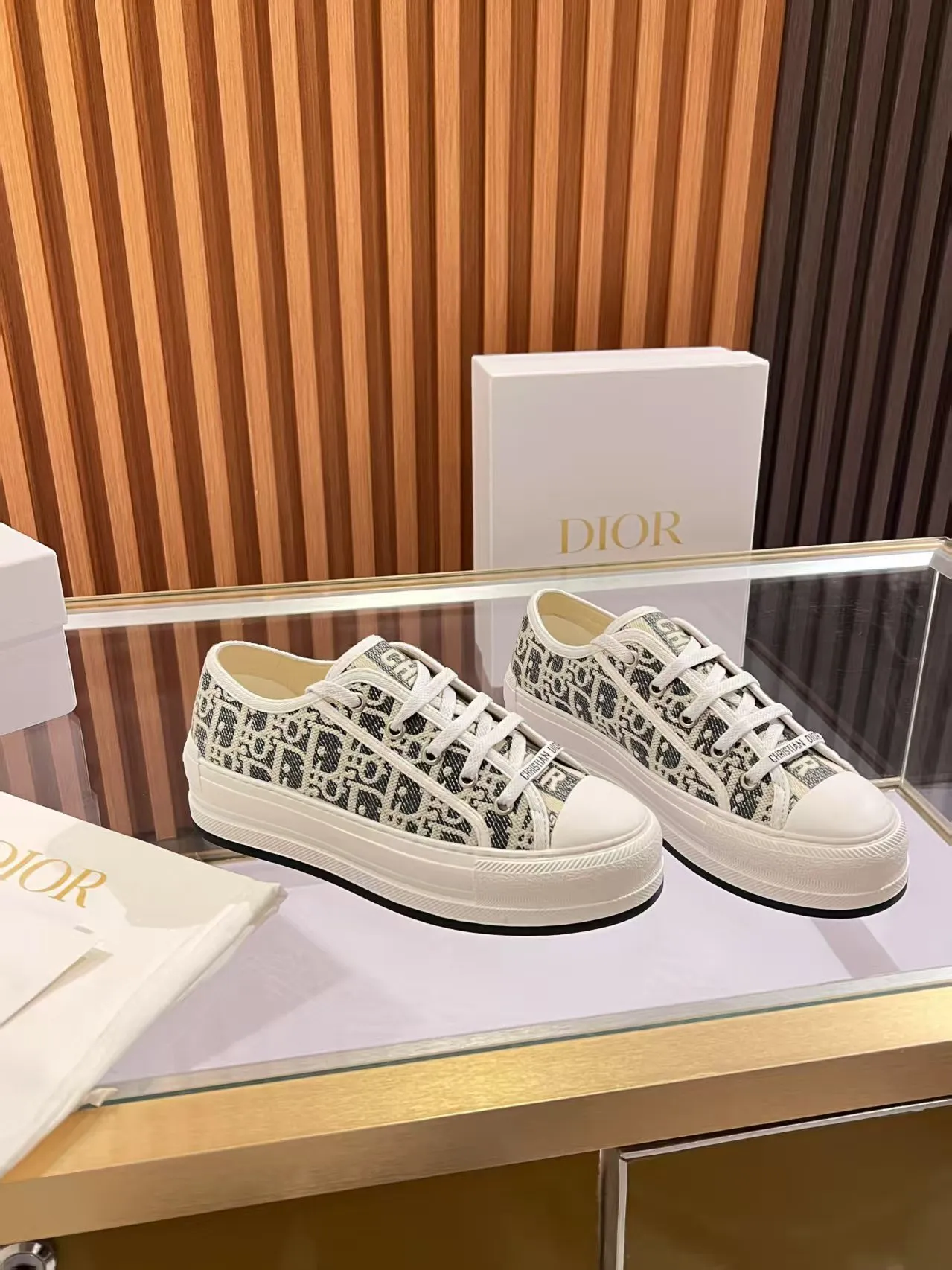 👟👟Ex-factory price 520👟👟 Walk‘n’Dior embroidered mid-top casual shoes are new in 2025. On the fashion stage, Dior embroidered shoes are the well-deserved protagonist. Delicate stitching is used on the upper, every stitch is devoted to the craftsman's efforts, and every thread is woven with artistic poetry. From complex floral patterns to smart geometric textures, embroidery is like the magic that gives shoes life, allowing them to show dynamic beauty even in static conditions.   Wearing Dior embroidered shoes feels like stepping into a dream world full of art. It is not only a pair of shoes, but also a walking piece of art that perfectly integrates fashion and culture. Whether you are strolling on the bustling city streets or attending important social occasions, Dior embroidered shoes can add unique charm to your style and become the focus of everyone's attention.   Choosing Dior embroidered shoes means choosing a persistent pursuit of quality and a unique understanding of fashion. Let it accompany you through every wonderful moment and leave your own fashion mark.  Material: Sheepskin lining, feet, silk cowhide, size 35-41, heel height 5cm